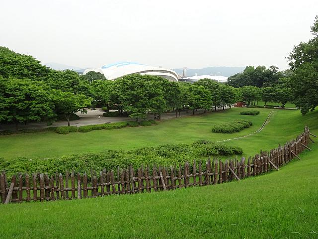 柵が見えます。奥には競技場。