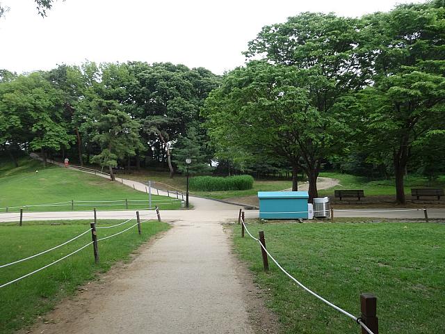 再び降りると十字路が。