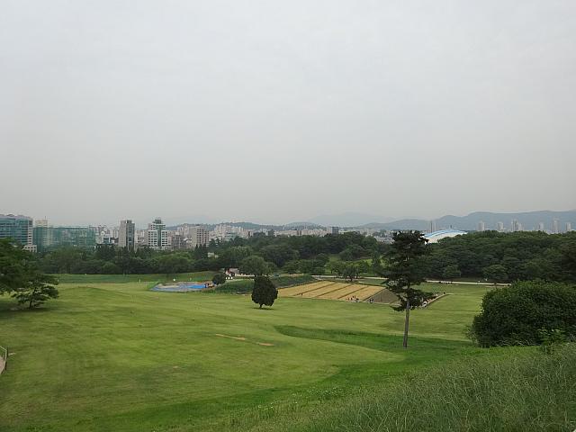 稜線がつながる南漢山こちらのはず。