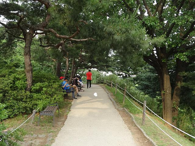 ベンチで休む人