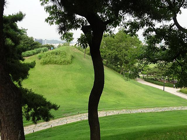 眼下に緩やかな道の峠が。