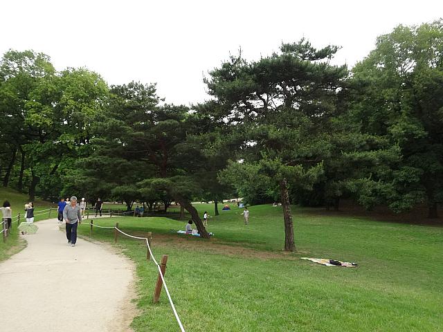 上の芝生でもくつろぐ人たち。