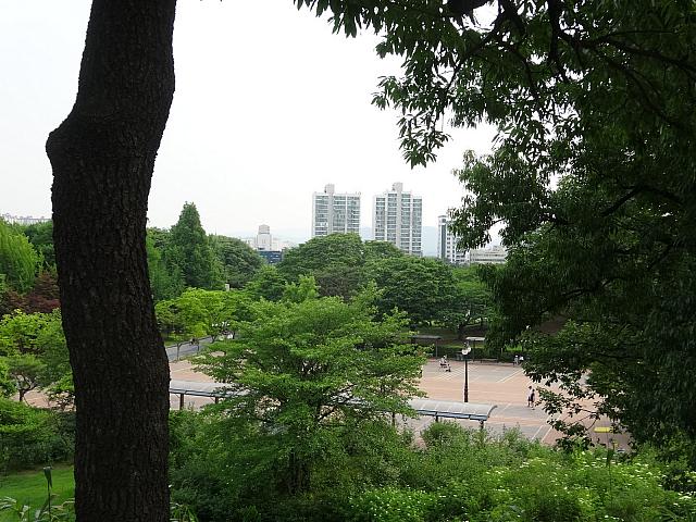 テニスコートも見えます。