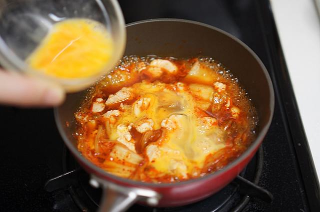 ⑤鶏肉に火が通ったら、溶き卵を加える。
