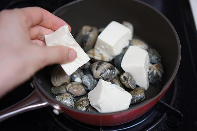 ②手で大きくちぎった豆腐を加える。