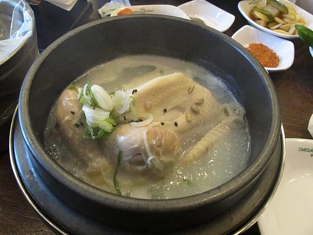 でも参鶏湯はやっぱり専門店で食べるのが一番！ニンニクやナツメも入って栄養満点！