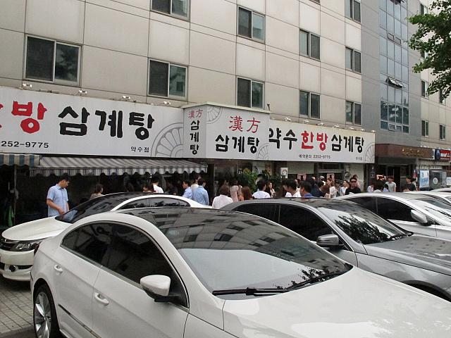 お店の前はどこもすごい人だかり！やっぱり並んででもお店で食べたい！
