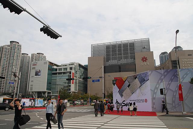 メイン会場お隣のデパートも映画祭一色！？