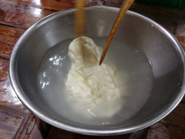 お湯の中で押したりのばしたり