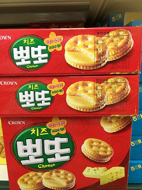 クラッカーにチーズクリームがサンドしてあるお菓子