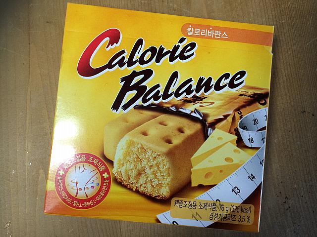 こんなものまで・・「カロリーバランス」チーズ味とフルーツ味があり、フルーツはちょっと個性的な味。チーズは食べやすいです