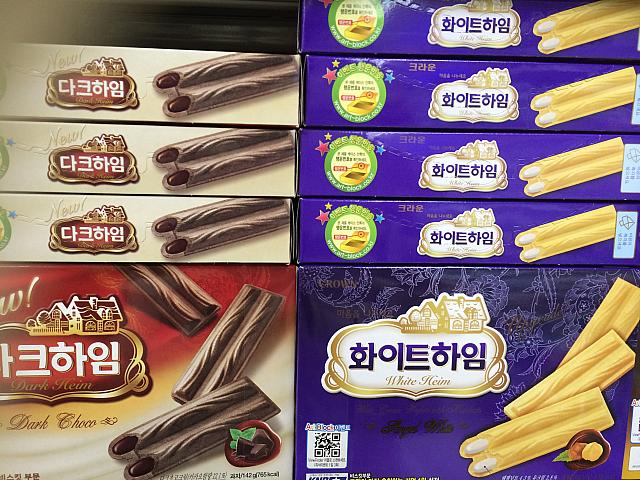 小さい頃これに似たお菓子を日本で食べたような・・チョコとホワイトがありま～す