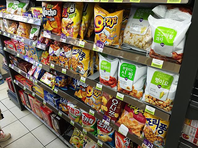 別のコンビニにもやってきてみましたがご覧のとおりありません･･･撃沈<BR>手に入れるのは予想以上に難しいよう