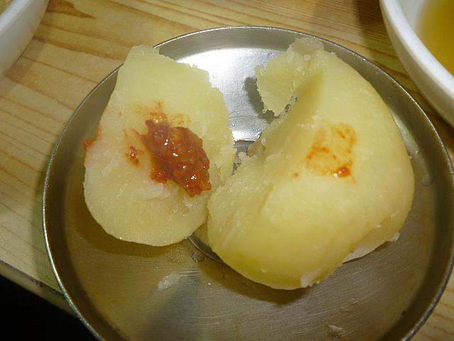 ほくほくじゃがいもに味噌をつけていただきます