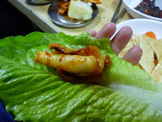 サンチュにいかをのせて包んで！