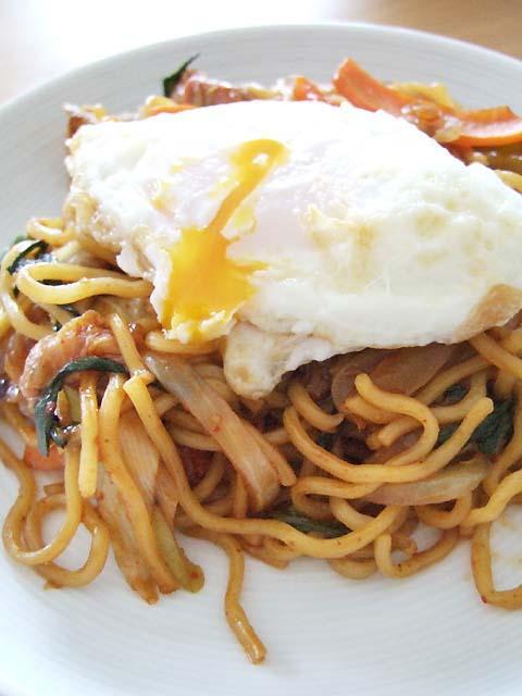 卵のせキムチやきそば