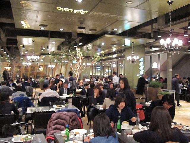 食事を取りにいく人たちでいっぱい！