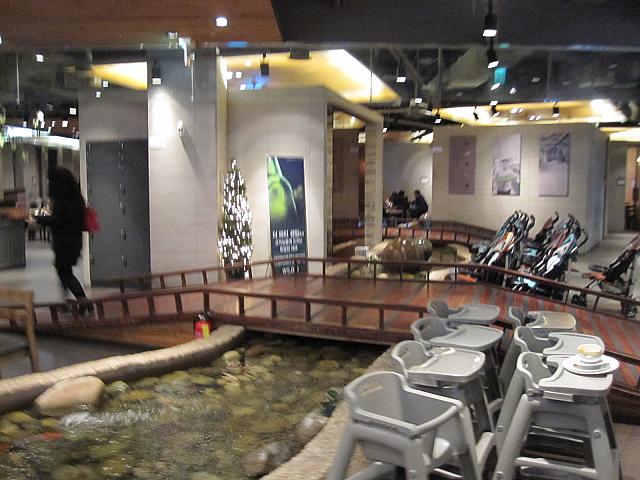 会場内に川が流れてます！