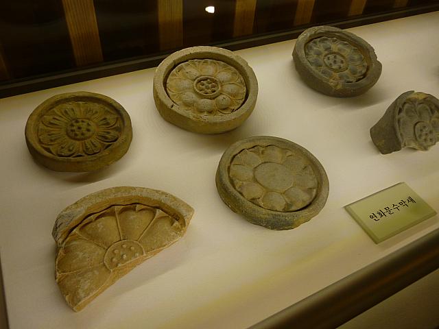 蓮花紋の軒瓦の展示