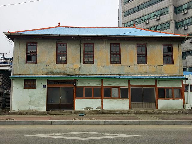 立派な２階建ての建物