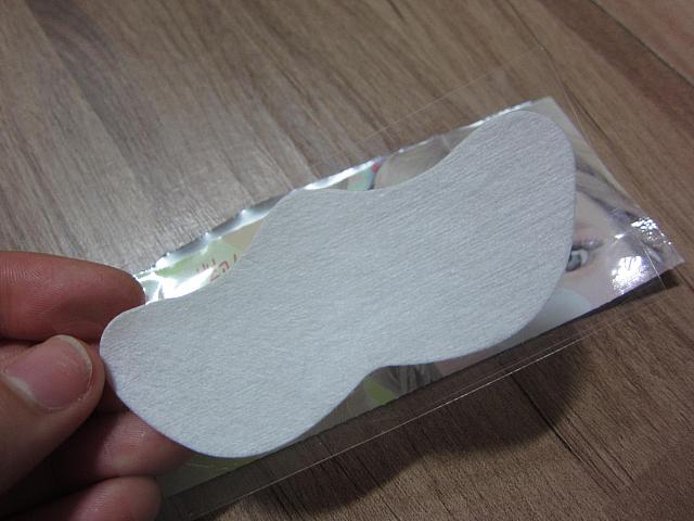 ステップ2：ステッカタイプの毛穴除去シート