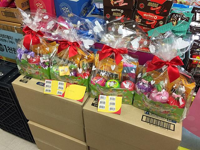 あさってはホワイトデー！売り場にはたくさんのホワイトデー用のお菓子や飴が！