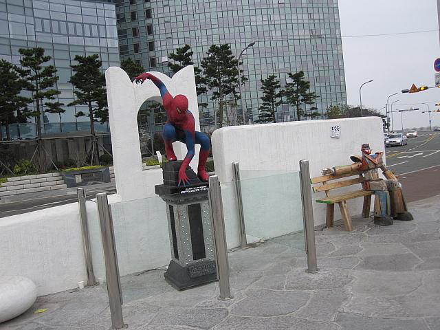 スパイダーマンと一緒に記念撮影！