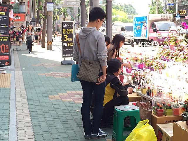 さっそく、お客さんかな？どれにしようか、学生さんが選んでいますね～！