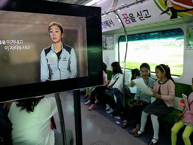 キム・ヨナ選手を今か今かと待つちびっ子たち。夢はフィギュアスケート選手！という女の子たちのドキドキがこちらにも伝わってくるようでした。