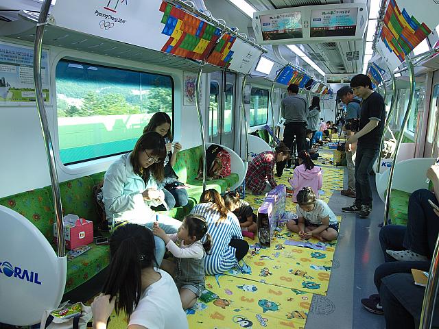 こちらはレゴを組み立てるちびっ子たち。