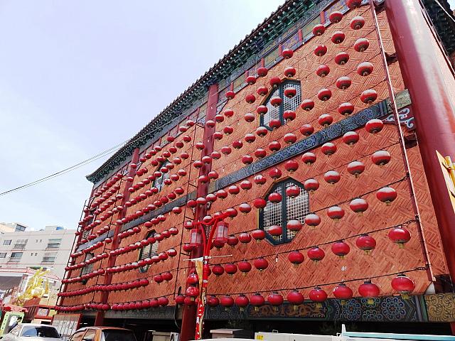 赤い提灯がイイ雰囲気出してます！