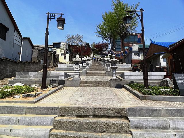 階段を昇れば自由公園！体力がある方は是非！