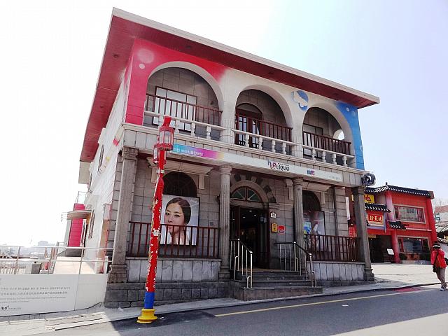 これ、化粧品店なんですヨ！