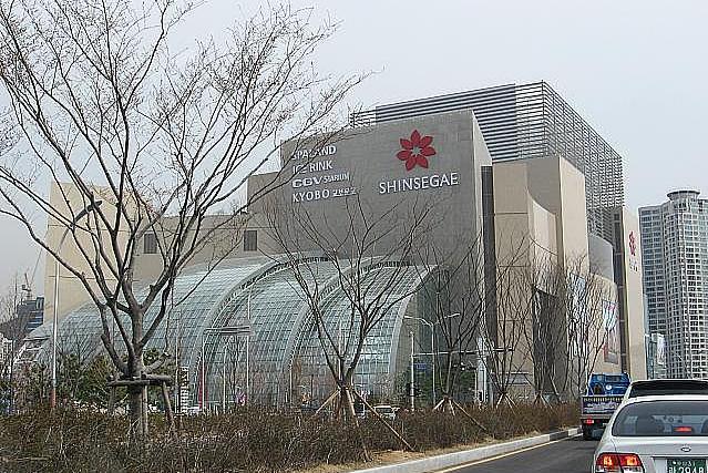 新世界百貨店センタムシティー店<BR>4月無休