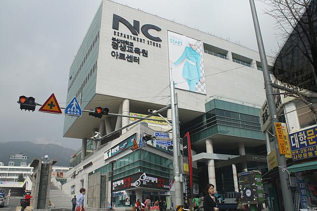 NC百貨店釜山大店<BR>4月無休