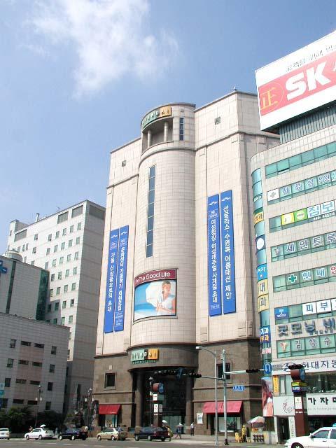現代百貨店釜山店<BR>4月無休