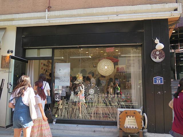 ポストカードやトランプなどが置いてある、かわいい雑貨屋さん