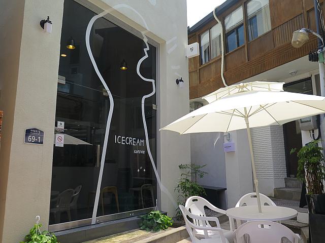オシャレなアイスクリームとカフェのお店