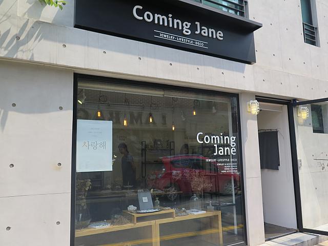 いろいろなアクセサリーが揃うジュエリーショップ「Coming Jane」