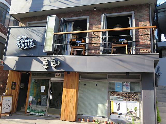 １階がパン屋「トリ」、２階がカフェ「CAFEホリデープロジェクト」