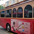 赤とクリーム（？）色でちょっとレトロなデザインバス。