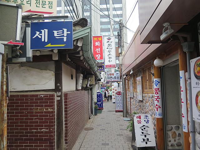 伝統を味わえるスポット、北村（プッチョン）の路地には、飲食店がいっぱい。