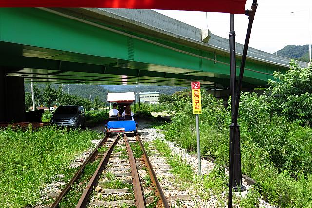 高架もくぐります