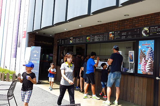 売店、コンビニあり