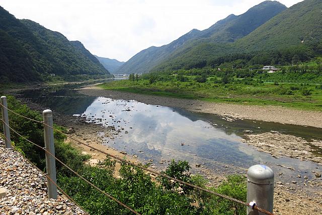 トンネルを抜けると大きな川が