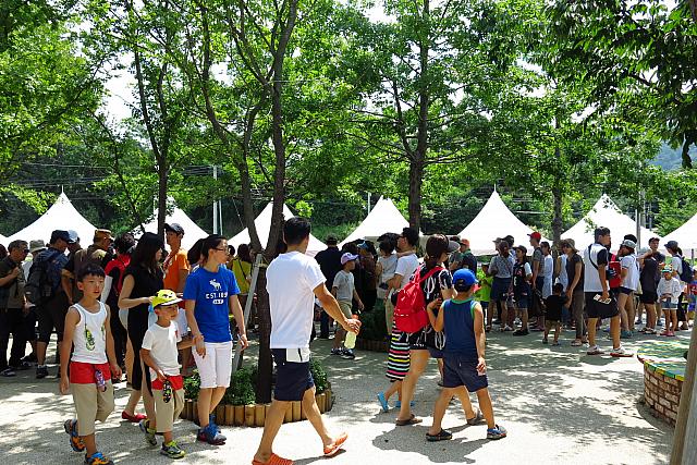 乗客は老若男女さまざま