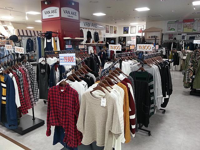 秋に移行するこの時期は、洋服もセールしてますよ～！