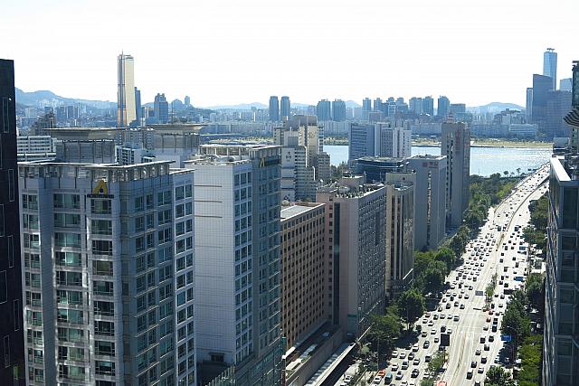 高層ビルが建ち並ぶ麻浦（マポ）エリア。高いビルの上からは漢江（ハンガン）、その向こうには６３ビルなどが建つ汝矣島（ヨイド）まで見えます！