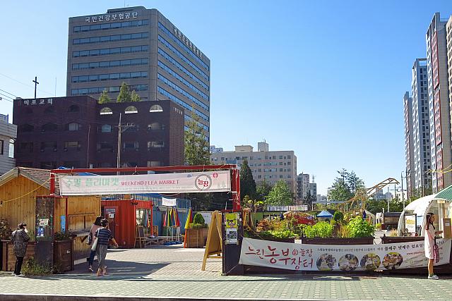 そして公園のすぐ横にはこんな広場も。週末だけフリーマケットが開かれているそう！