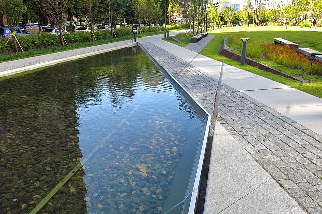 線路と池の調和がいいカンジ！旧京義線に沿って作られたこの「スッキル（森の道）公園」、ここ孔徳からは現在とりあえず大興（デフン）駅の辺りまで続いています。